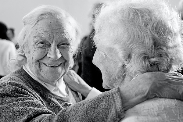 Les bienfaits du rire pour les personnes âgées