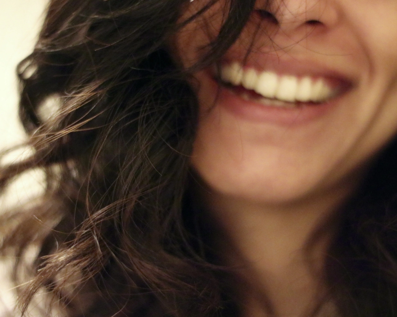 photo illustrant le rire d'une femme